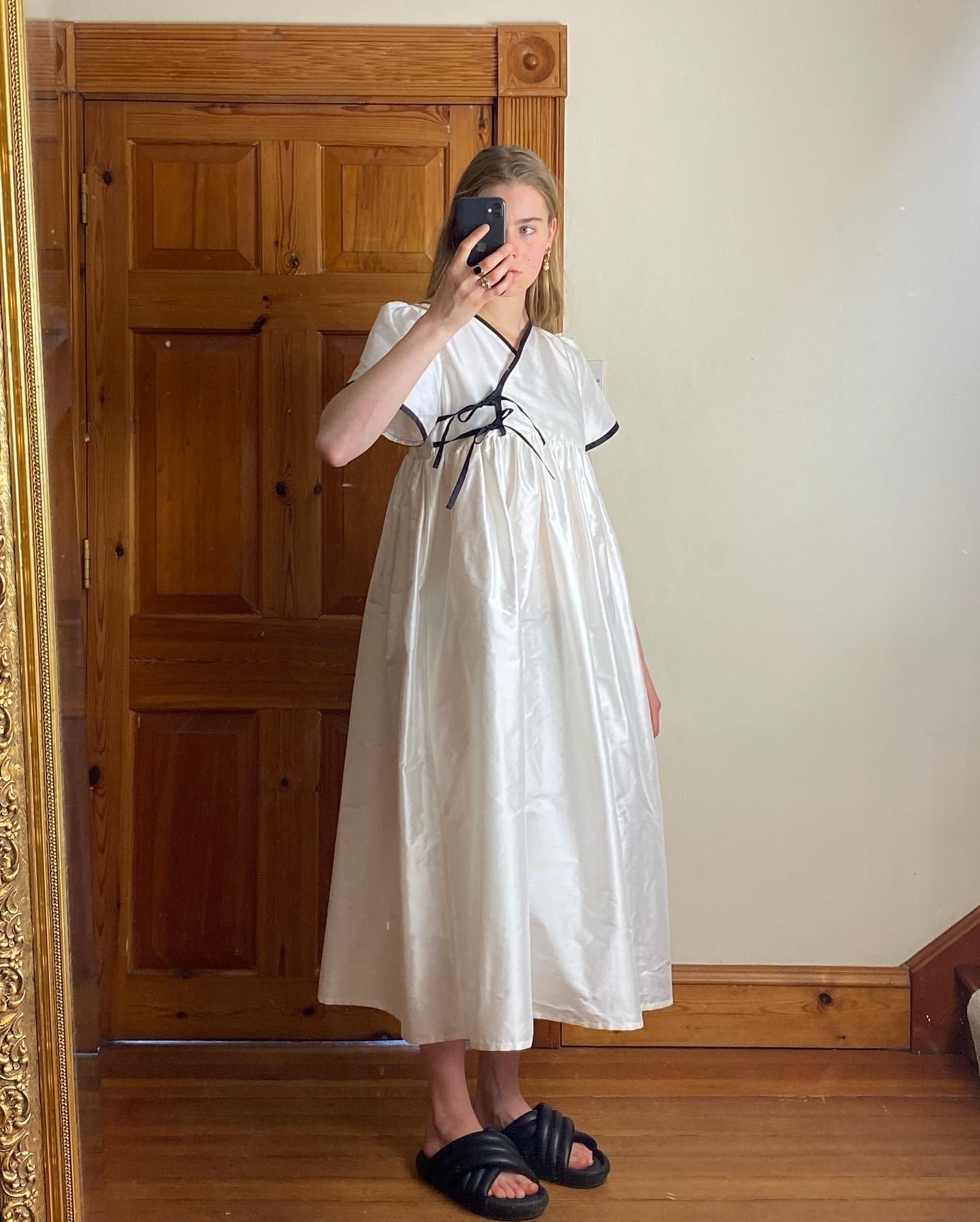 Silk dress with ties 